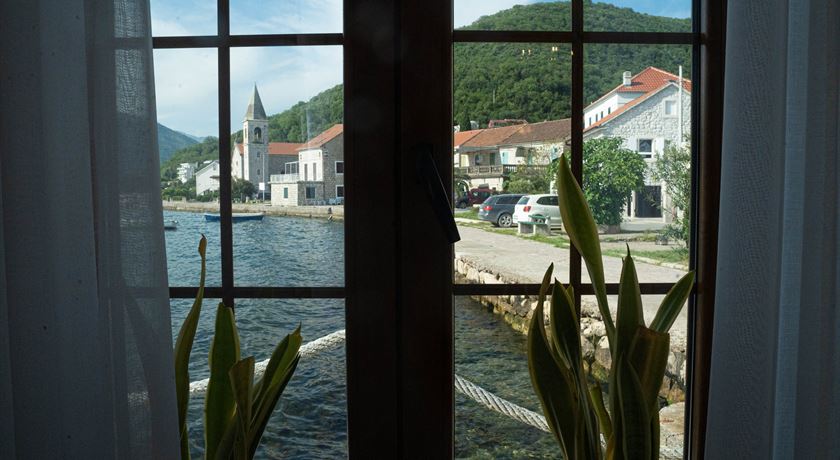 Ground floor suite with sea view